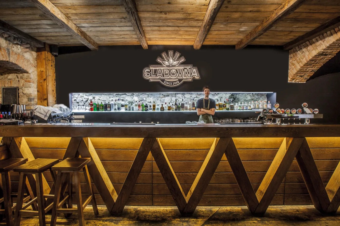 Drevený bar Sladovne s neónovým logom