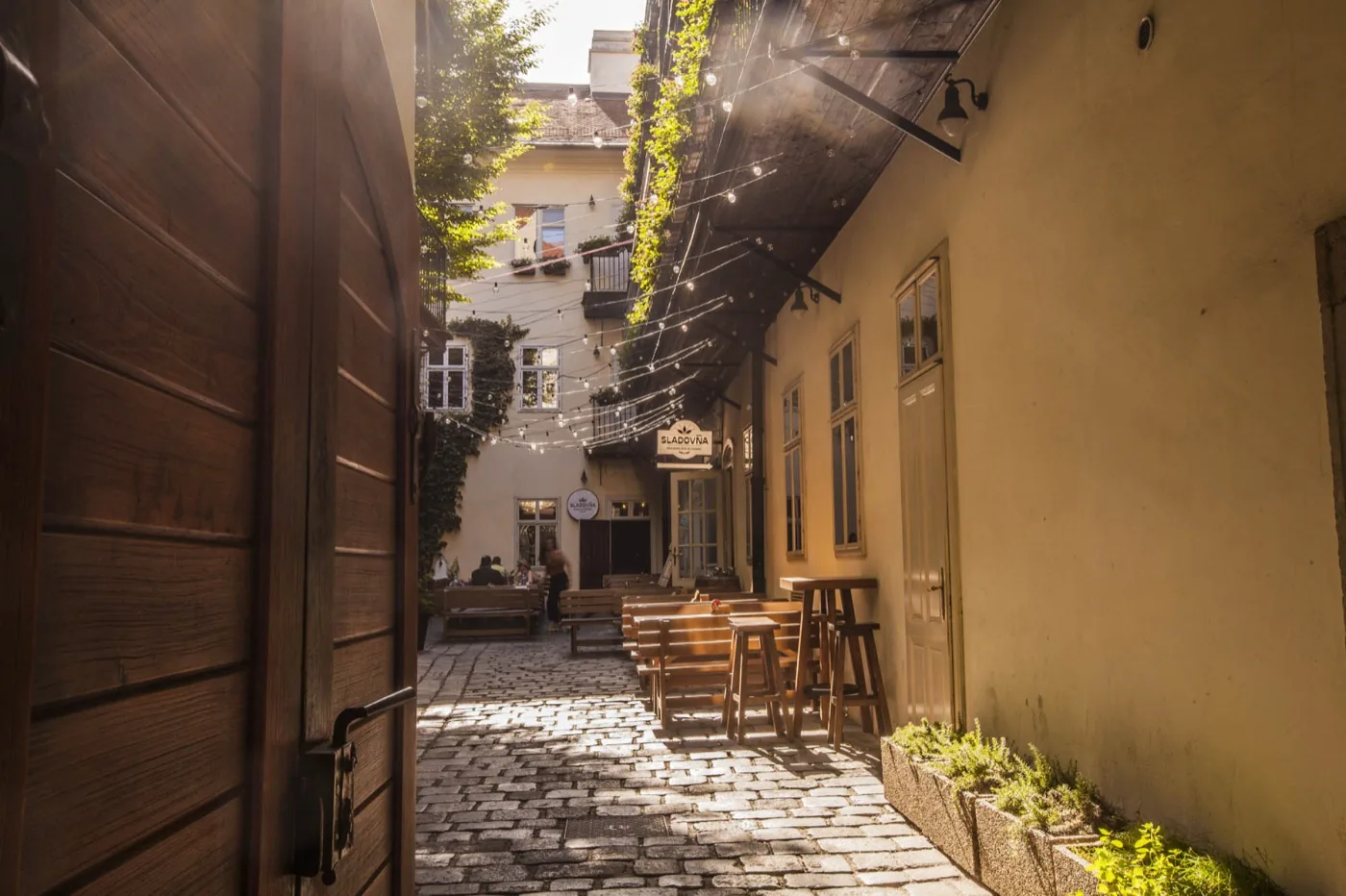 Vstup do dvora Sladovne z Ventúrskej ulice