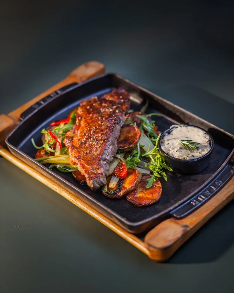 Hovädzí striploin so zeleninou a pečenými zemiakmi